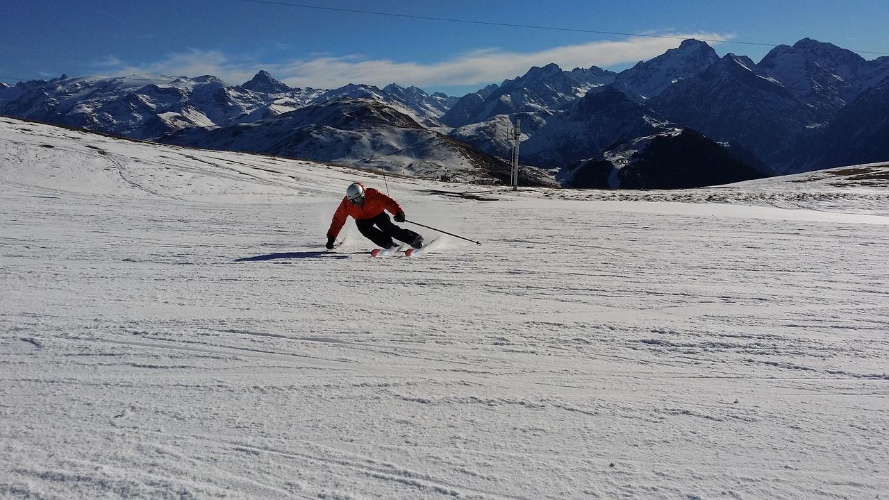 Skifahrer in Skijacke im Schnee