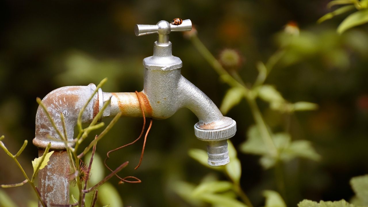 Alter Wasserhahn im Freien