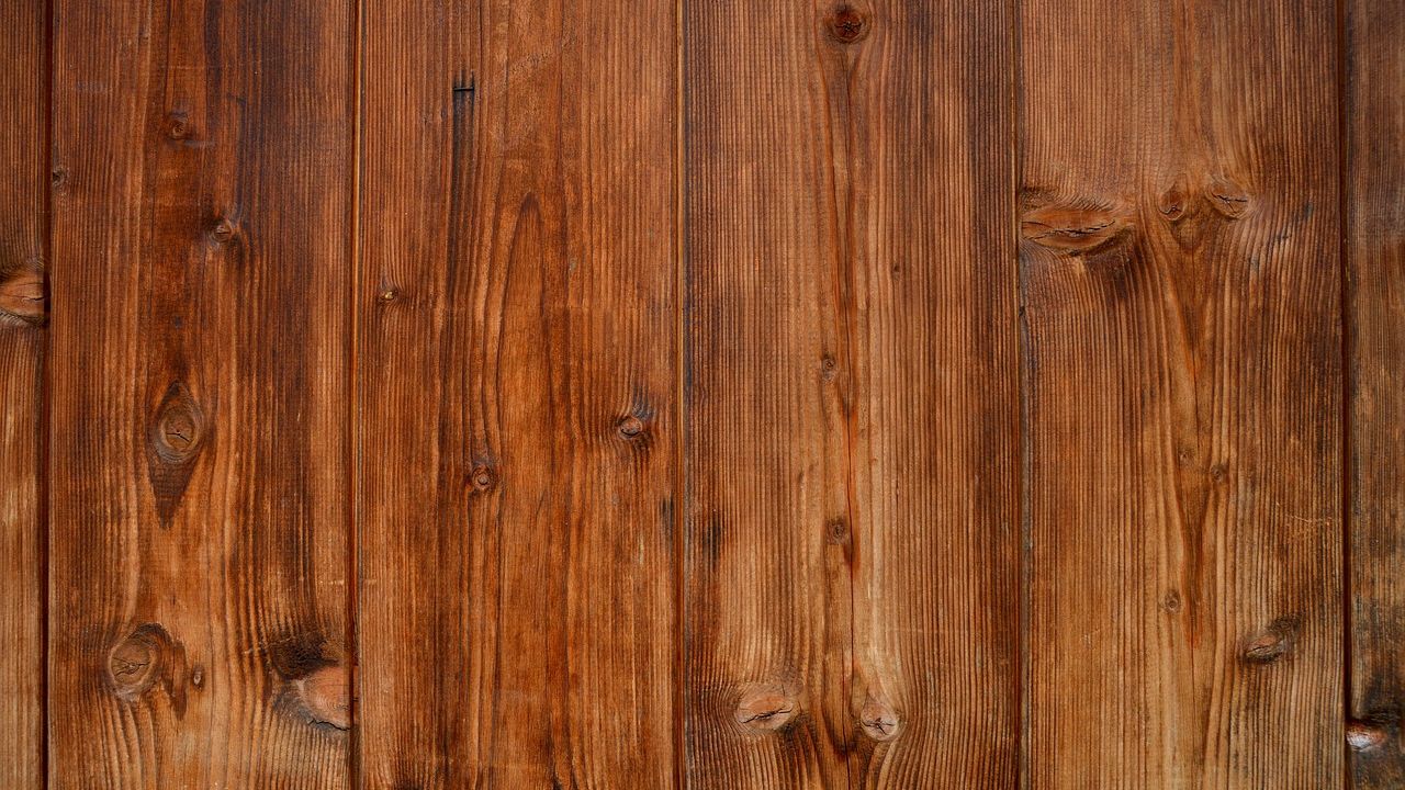 Braune Holzbretter mit Maserung