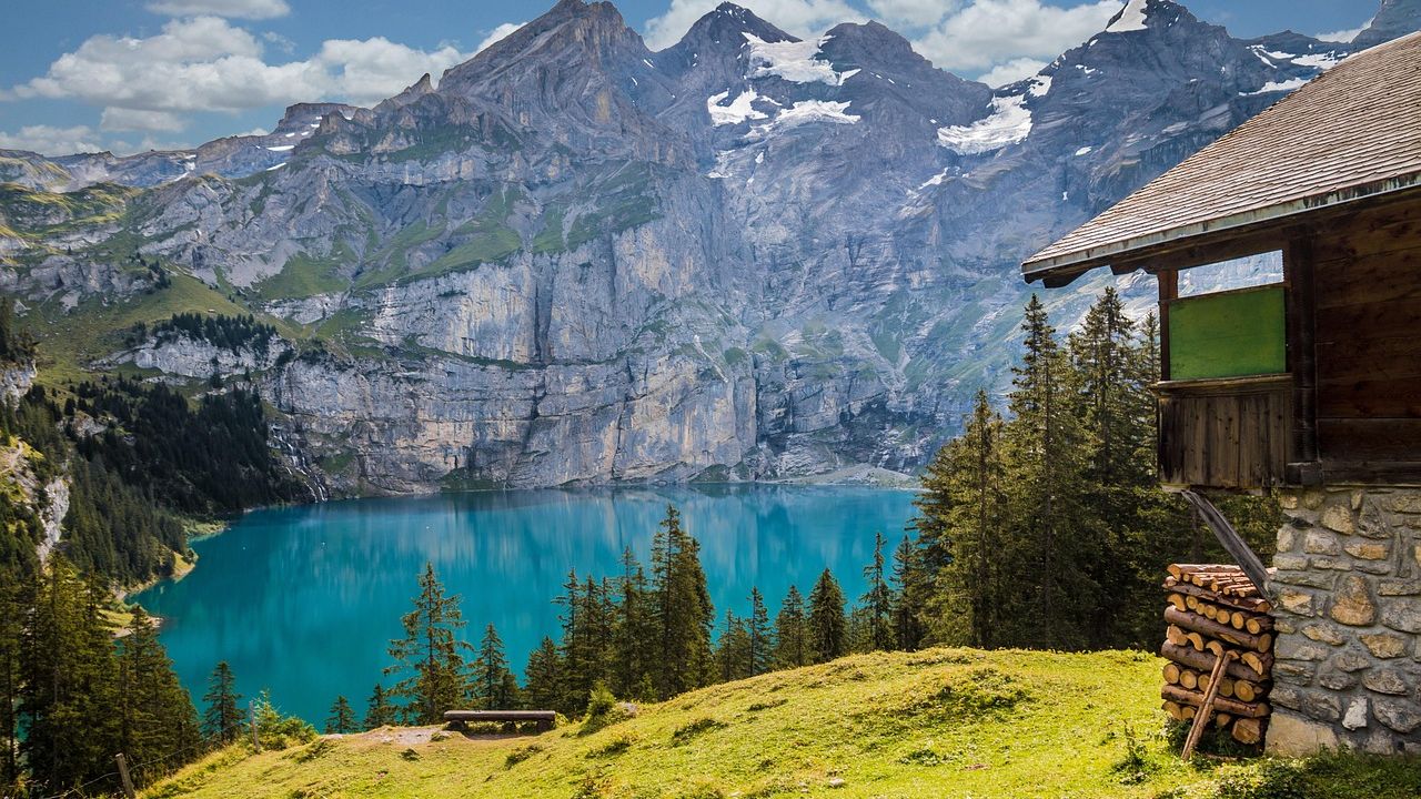 Holzhütte an einem Bergsee