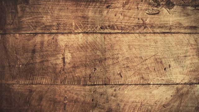 Dunkle Holzdielen mit Maserung
