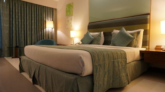 Gemachtes Doppelbett in einem Hotelzimmer