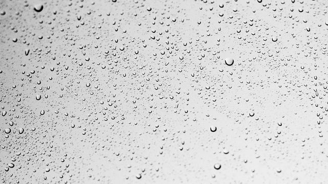 Wassertropfen auf einer Glasscheibe