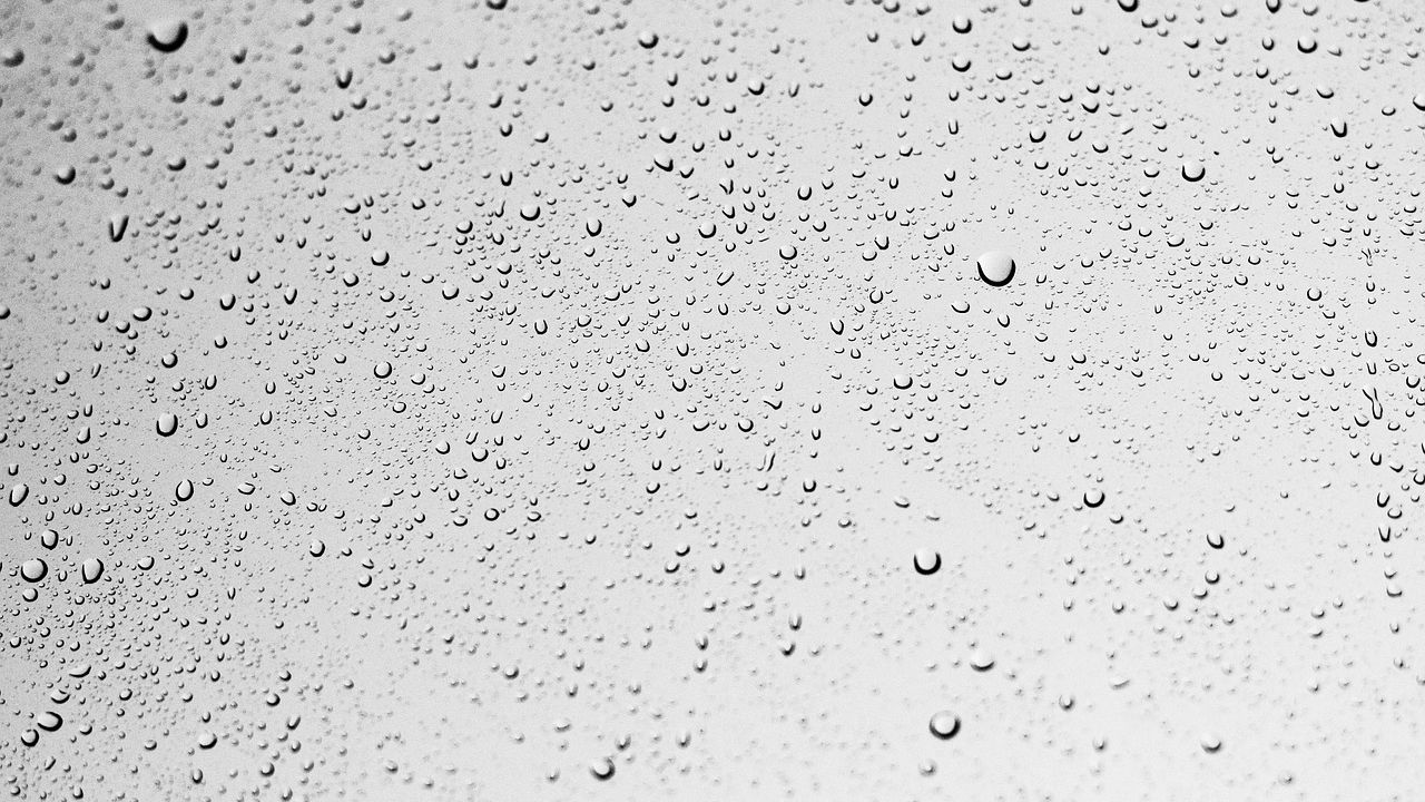 Wassertropfen auf einer Glasscheibe