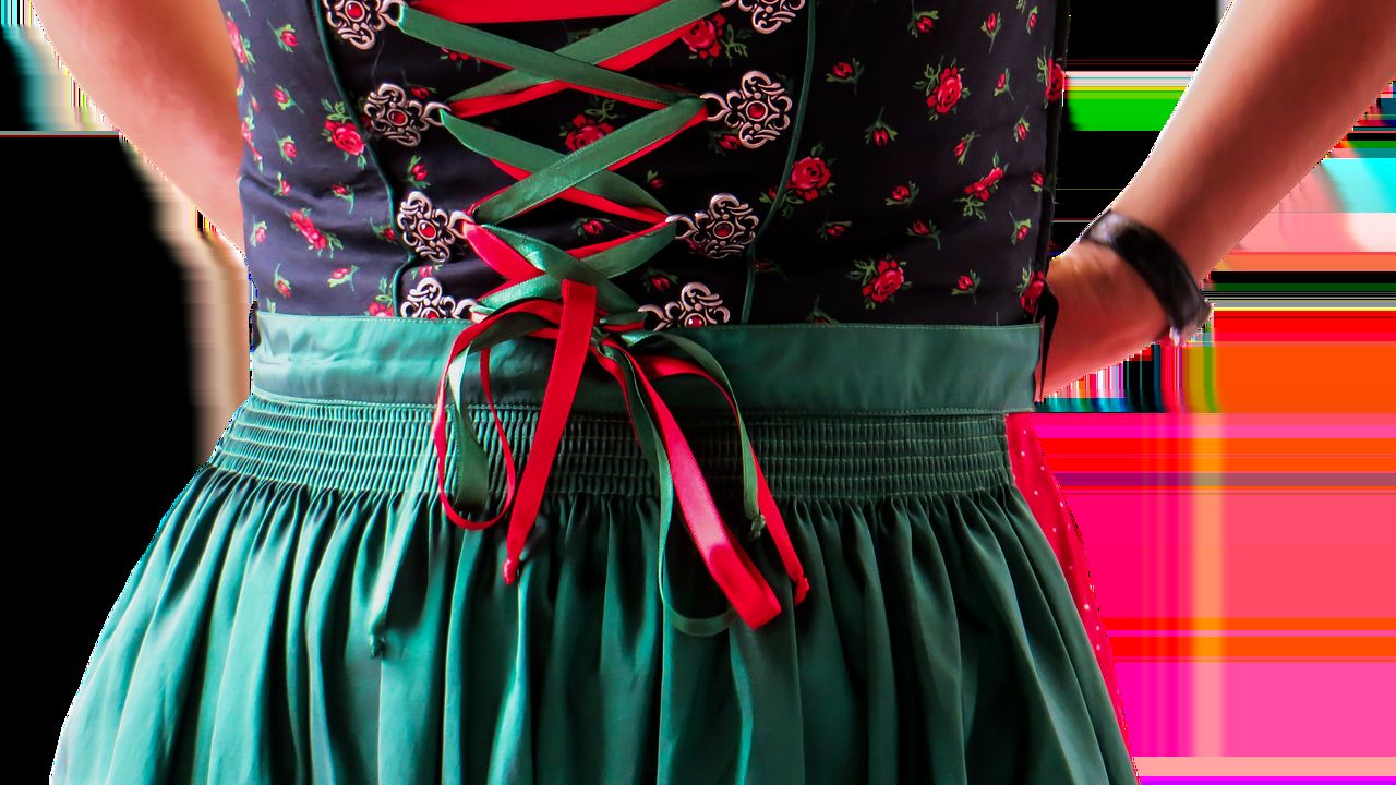 Dirndl mit Schürze auf einem Bügel