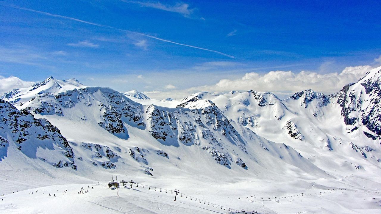 Verschneite Berggipfel unter blauem Himmel