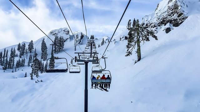 Sessellift über einer verschneiten Piste