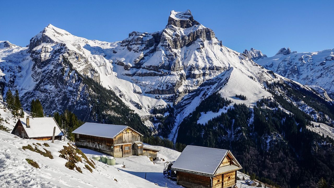 Skiausrüstung in einem Kellerraum