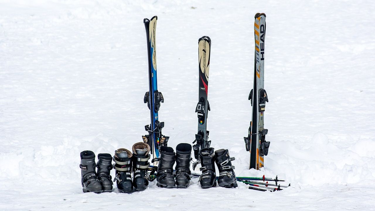 Skischuhe stehen nebeneinander