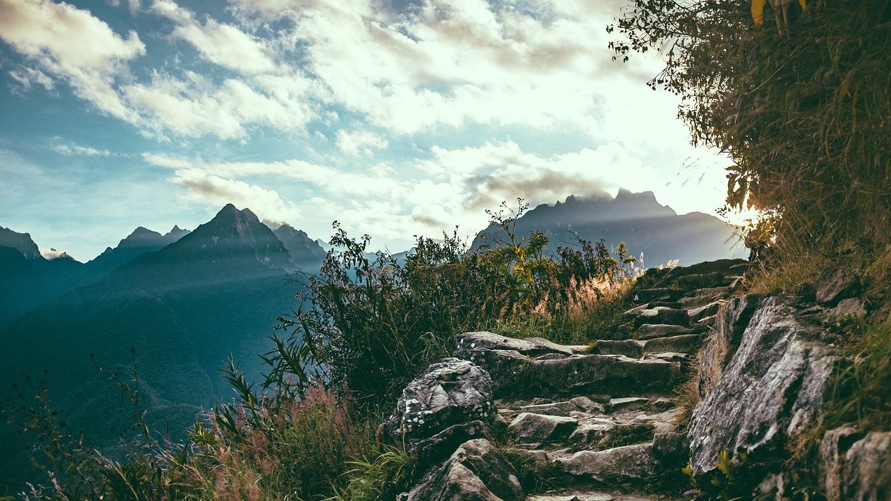 Steiniger Bergweg mit Ausblick