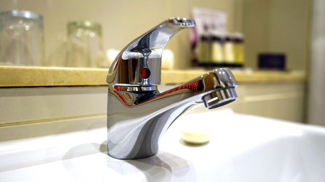 Wasser fließt aus einem Wasserhahn
